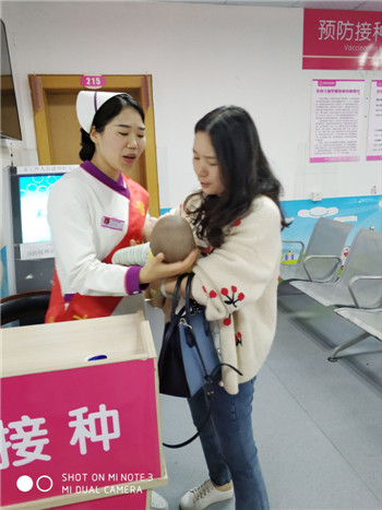 2接種后寶寶出現(xiàn)不適，家長(zhǎng)告知導(dǎo)診護(hù)士.jpg