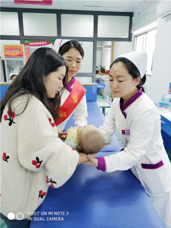 3接種護(hù)士接診患兒.jpg